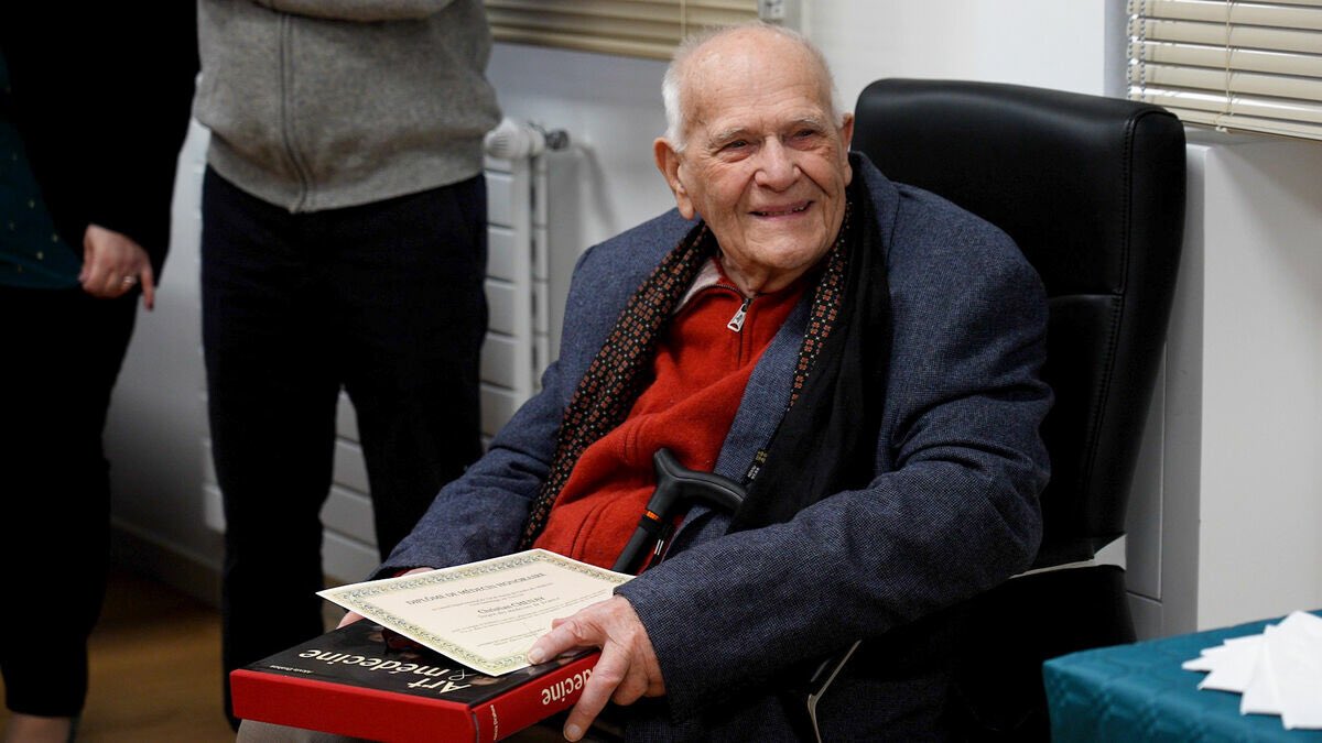 info_Paris_IDF's tweet photo. 🔴 FLASH - #ValdeMarne : C’est en petit comité que l’Ordre des médecins du département a honoré le plus vieux médecin de #France. 

👉 À 101 ans, le docteur Christian #Chenay exerce la médecine depuis 1946. Un record de longévité. (Le Parisien) #Courage https://t.co/xevTg8w7XL