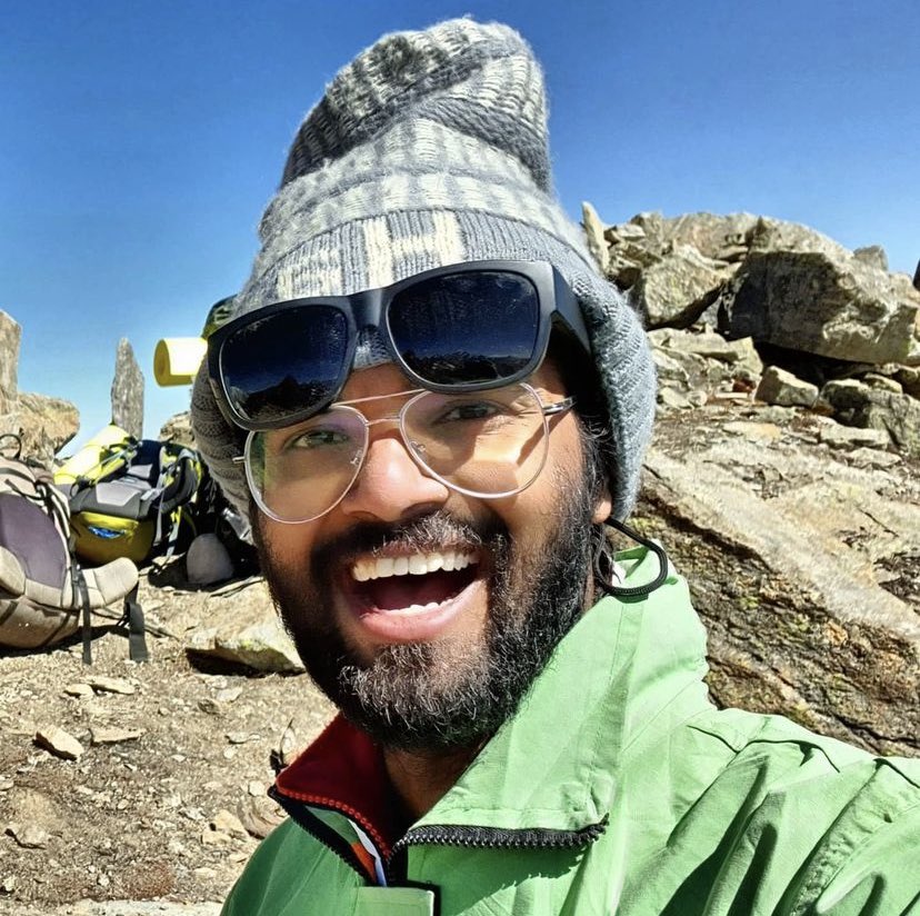 8000mThe's tweet photo. 🚨🏔C’est un miracle absolu comme seule la montagne peut l’offrir. L’Indien Anurag Maloo a été retrouvé vivant ce matin sur l’Annapurna (Himalaya, Népal), après 3 jours passés au fond d’une crevasse (au niveau du camp 3). L’alpiniste vient d’être évacué en urgence sur Katmandu🙏 https://t.co/MBDCfvgBhc