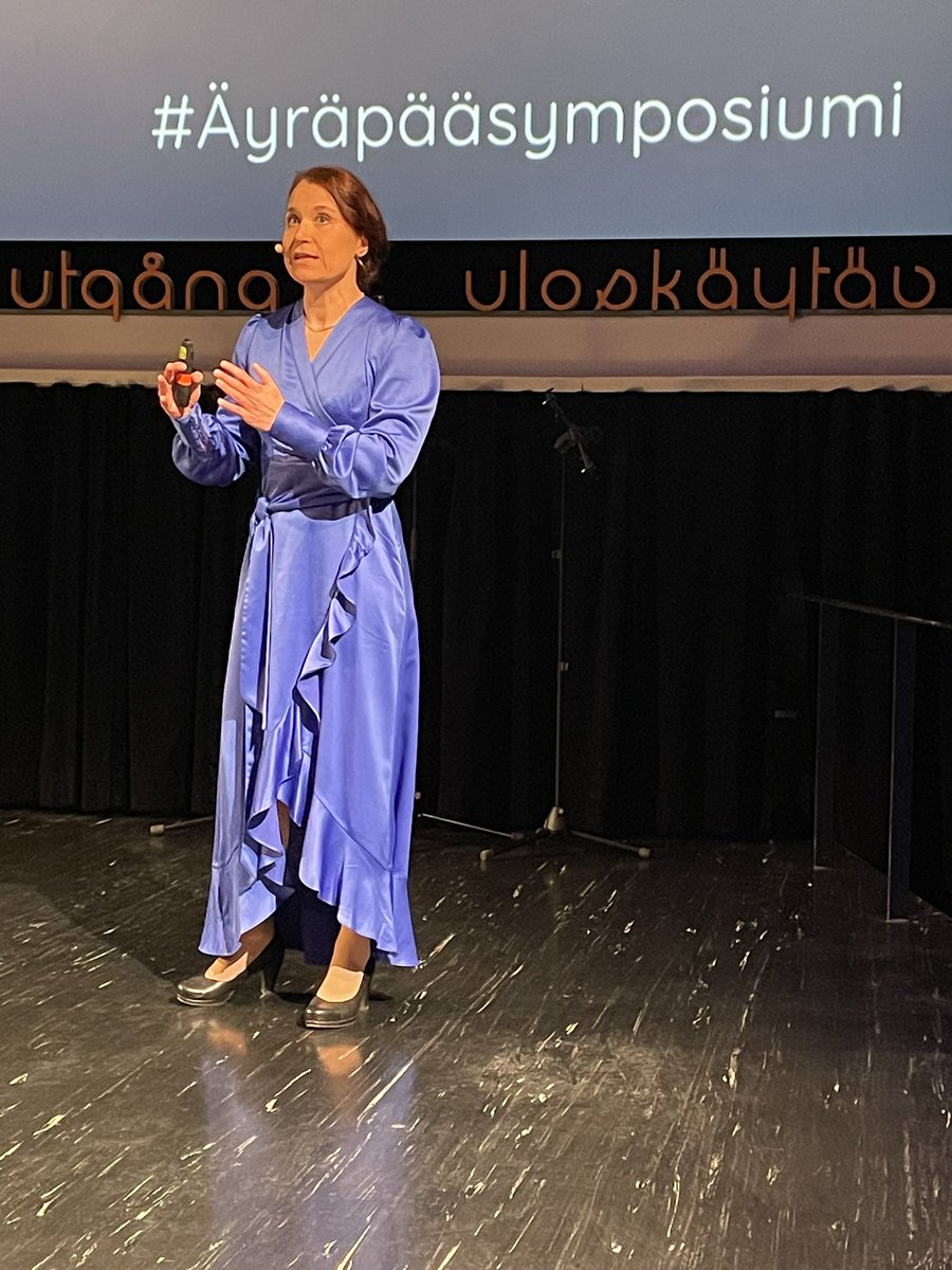 minnahieta's tweet photo. Asenne ratkaisee, tiivistää suu- ja leukakirurgina Ukrainassa työskennellyt Johanna Snäll. Niin kuin Ukrainassa, jossa henkinen pääoma on valtava: jos jotain ei vielä osata tai ole, niin siihen kyllä löydetään ratkaisu ihan just. #Äyräpääsymposiumi https://t.co/CgwSmC9muL
