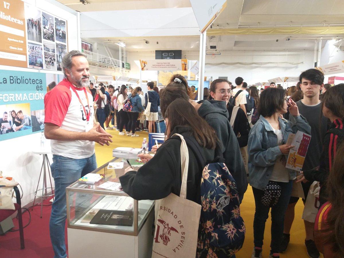 Biblioteca_US's tweet photo. Seguimos en el #SalónUS. Nuevos compañeros/as os atienden y os cuentan cómo trabajamos. @unisevilla @twitCADUS ¿cómo va vuestro día?
#VivelaUS #VivelaBUS https://t.co/w6CytiY9v3