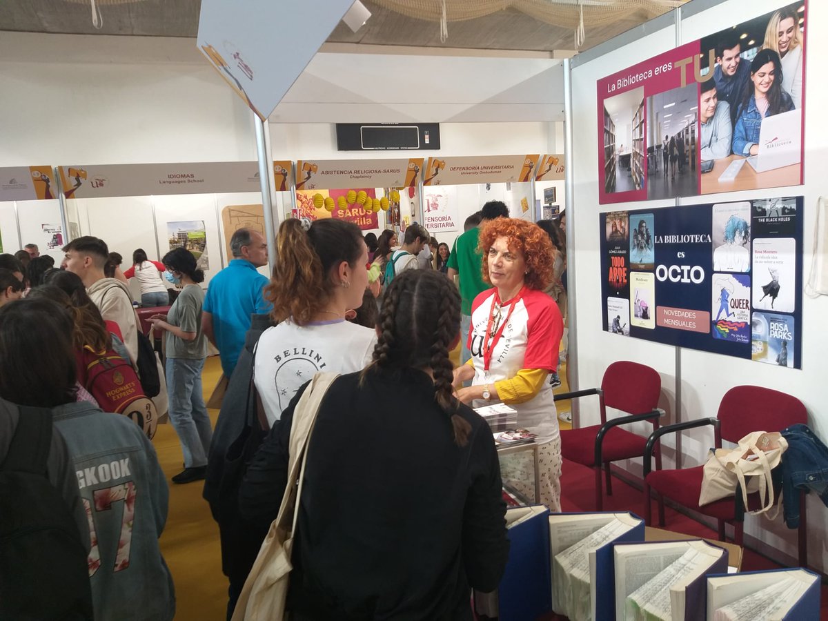Biblioteca_US's tweet photo. Seguimos en el #SalónUS. Nuevos compañeros/as os atienden y os cuentan cómo trabajamos. @unisevilla @twitCADUS ¿cómo va vuestro día?
#VivelaUS #VivelaBUS https://t.co/w6CytiY9v3