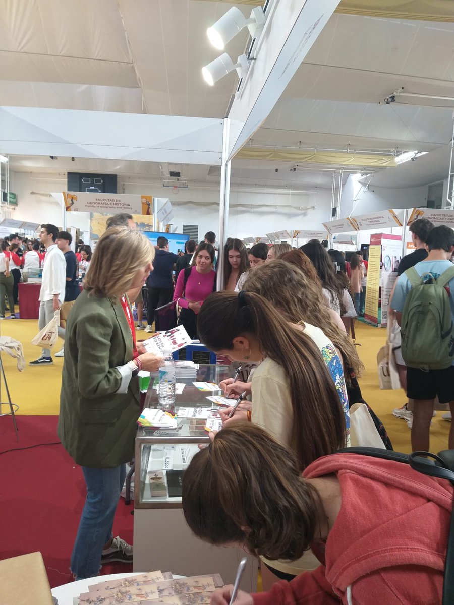 Biblioteca_US's tweet photo. Seguimos en el #SalónUS. Nuevos compañeros/as os atienden y os cuentan cómo trabajamos. @unisevilla @twitCADUS ¿cómo va vuestro día?
#VivelaUS #VivelaBUS https://t.co/w6CytiY9v3