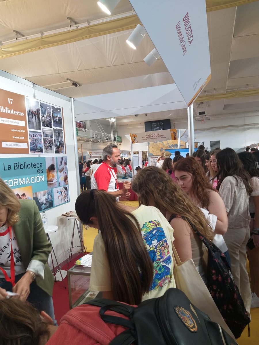 Biblioteca_US's tweet photo. Seguimos en el #SalónUS. Nuevos compañeros/as os atienden y os cuentan cómo trabajamos. @unisevilla @twitCADUS ¿cómo va vuestro día?
#VivelaUS #VivelaBUS https://t.co/w6CytiY9v3