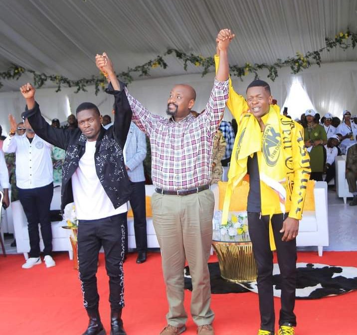 shinewittwinkle's tweet image. Yesterday; Two pictures, Two Different Events, in Two Different Places by Two Powerful People.

HE @KagutaMuseveni meeting Private Sector players Ragga Dee @NCFUganda Chair rep Arts Interest.

SPA @mkainerugaba birthday celebrations Weasel and Chameleon mobilizing.

#PowerOfArt