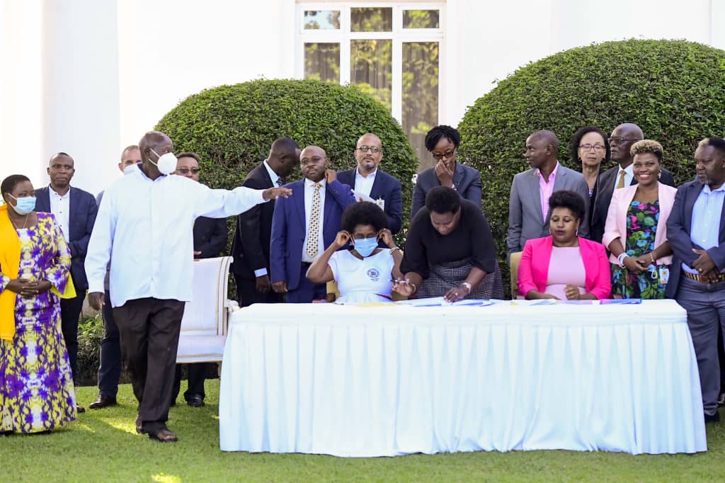 shinewittwinkle's tweet image. Yesterday; Two pictures, Two Different Events, in Two Different Places by Two Powerful People.

HE @KagutaMuseveni meeting Private Sector players Ragga Dee @NCFUganda Chair rep Arts Interest.

SPA @mkainerugaba birthday celebrations Weasel and Chameleon mobilizing.

#PowerOfArt