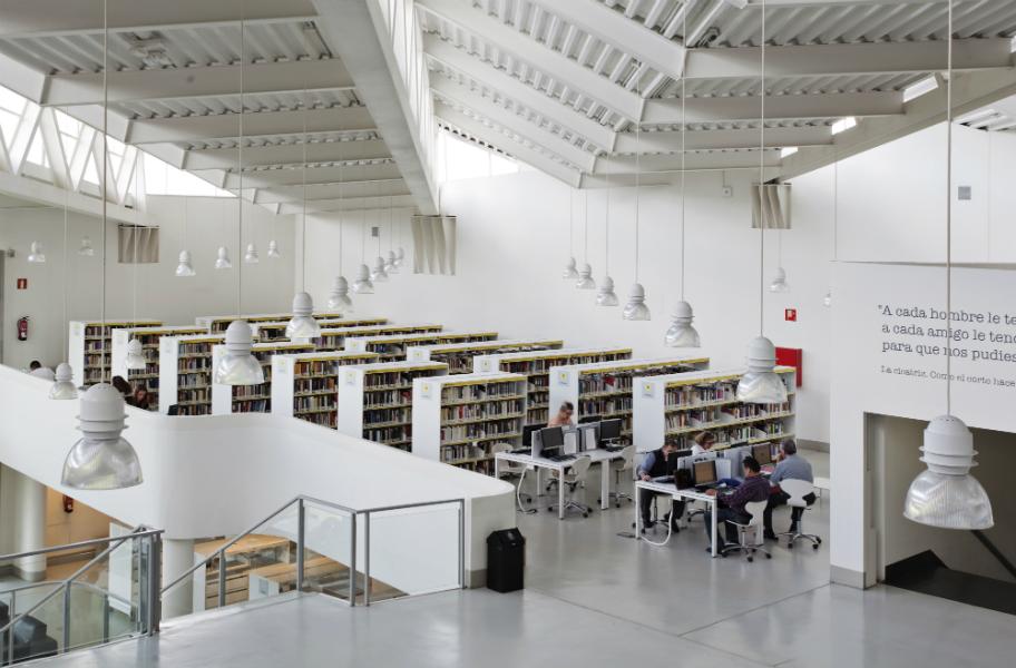 JulianMarquina's tweet photo. 😍🏛📚 Biblioteca Pública Luis Rosales (Carabanchel). Edificio de estilo industrial de cuatro plantas con interiores abiertos y espaciosos que permiten disfrutar de sus servicios. Además, cuenta con unas espectaculares vistas de Madrid. 
https://t.co/lic37a0rLP https://t.co/k4t1k8bgyl