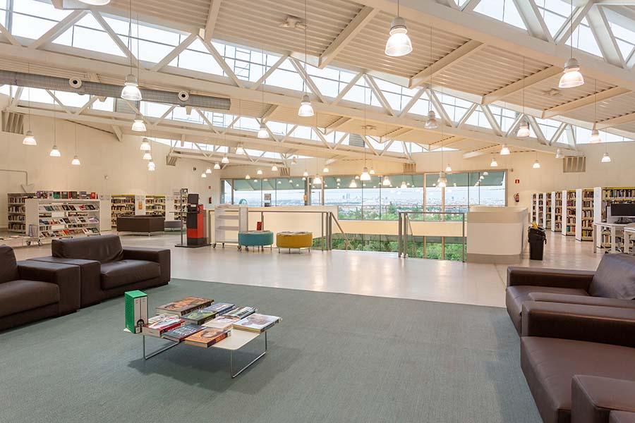 JulianMarquina's tweet photo. 😍🏛📚 Biblioteca Pública Luis Rosales (Carabanchel). Edificio de estilo industrial de cuatro plantas con interiores abiertos y espaciosos que permiten disfrutar de sus servicios. Además, cuenta con unas espectaculares vistas de Madrid. 
https://t.co/lic37a0rLP https://t.co/k4t1k8bgyl