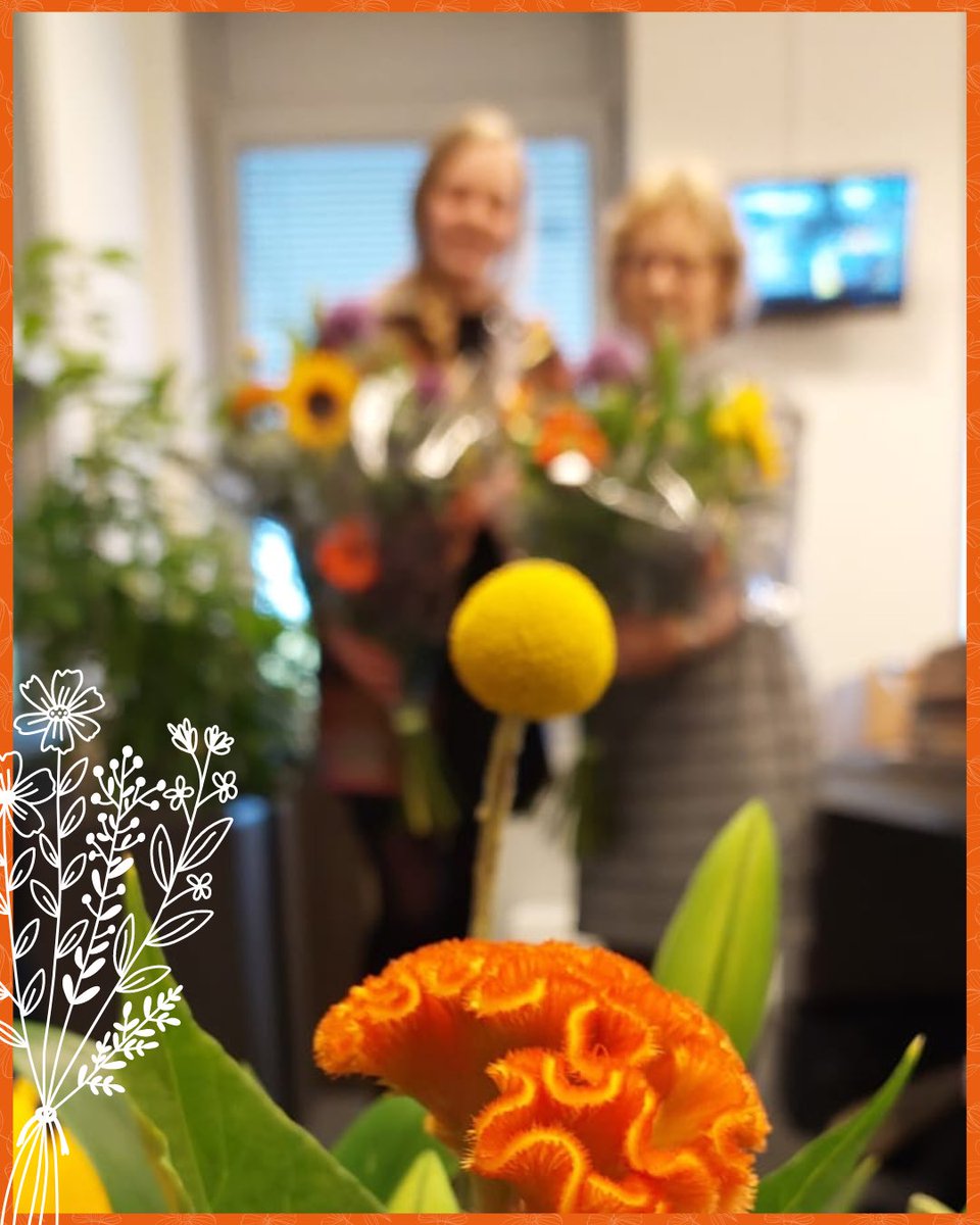 SGPnieuws's tweet photo. Wat zouden we toch zonder onze secretaresses moeten? Onze heldinnen op het secretariaat zorgen er elke dag weer voor dat ons werk in de Tweede Kamer, het Europees Parlement en op het partijbureau door kan gaan. Op deze secretaressedag zetten we ze graag in het zonnetje! Bedankt! https://t.co/AJc9Gl89Ff
