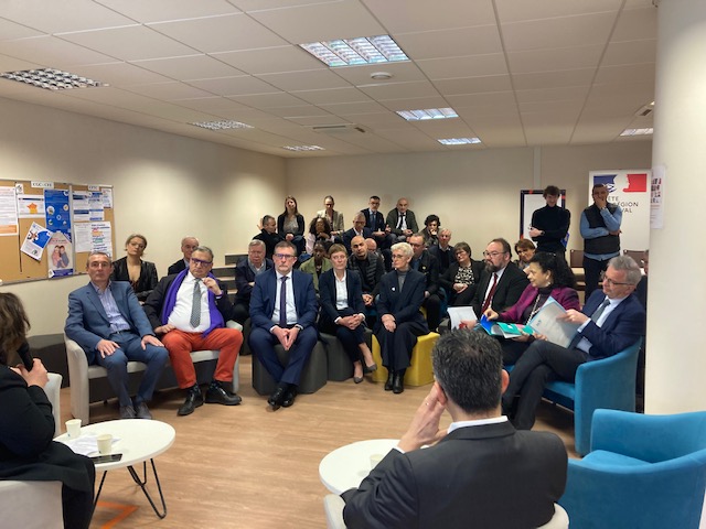 DrajesCentreVDL's tweet photo. ✅Signature du 1er Contrat Pluriannuel d'Orientation et de financement (CPOF) en France : le projet emblématique "Gymnases Itinérants"

En présence de Régine Engström, @Prefet45_Centre, @fbonneau, pdt @RCValdeLoire, Francis Cammal, pdt @crs_cvl et Alain Blanchard, pdt @FFSECentre https://t.co/lrD834fplP