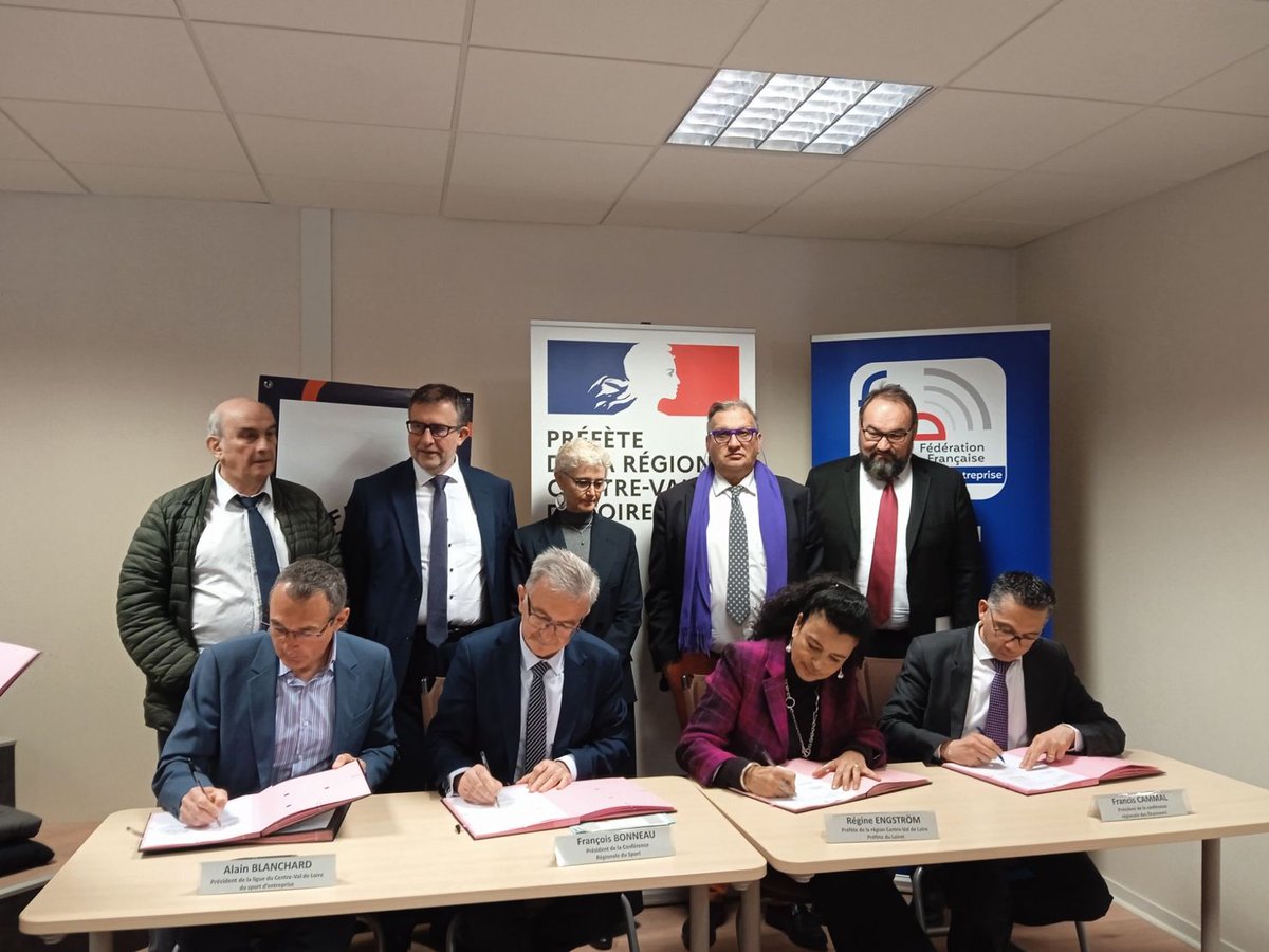 DrajesCentreVDL's tweet photo. ✅Signature du 1er Contrat Pluriannuel d'Orientation et de financement (CPOF) en France : le projet emblématique "Gymnases Itinérants"

En présence de Régine Engström, @Prefet45_Centre, @fbonneau, pdt @RCValdeLoire, Francis Cammal, pdt @crs_cvl et Alain Blanchard, pdt @FFSECentre https://t.co/lrD834fplP