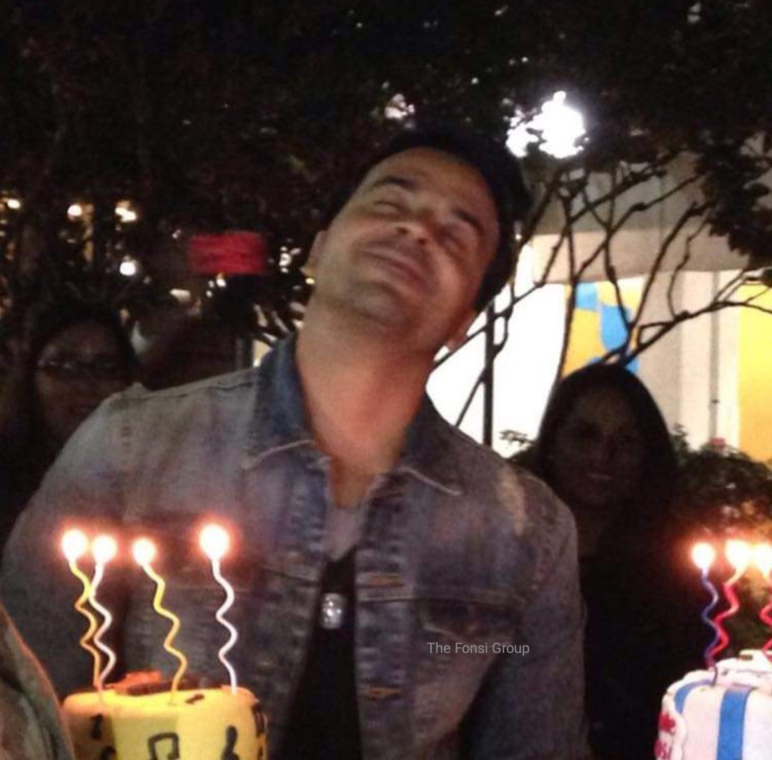 TheFonsiGroup's tweet photo. hola ,@canal13 @MigueAcuna @natylopezcosta !!!!
Día de recuerdos y nos vamos al 2016, cuando @LuisFonsi estuvo en The Voice y, en la segunda temporada pudimos junto a otros Fans club, saludarlo para su cumpleaños, un 15 de abril. https://t.co/wfpX8TA0vZ