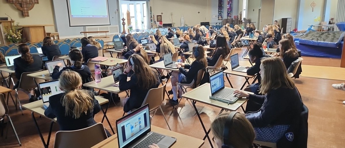 JerseyITGuy's tweet photo. Another #Digital #superClass @BeaulieuSchool. Today's topic, #electronics and #robotics using @microbit_edu and @tinkercad to simulate #IoT tech. #WomenWhoCode. https://t.co/ckt6FHJhZp
