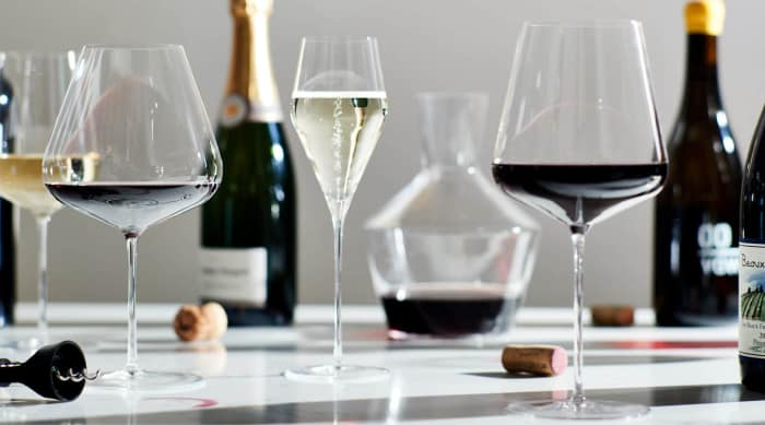 Islandwinestore's tweet image. The shape and size of a wine glass can impact the wine&apos;s aroma and taste. Larger, wider glasses are best for red wines, while smaller, narrower glasses suit white wines. Sparkling wines are typically served in flutes to preserve their bubbles. 🍷

#wineglass #winegrape #winelove