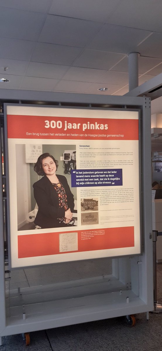 Tijdens mijn lunchpauze even naar het Haagse Stadhuis waar op dit moment twee bijzondere exposities te zien zijn:
#HelmenVolVerhalen , Veteranen, thuisfront en kunstenaars samen op missie en ' 300 jaar pinka's over de Haagse joodse gemeenschap.