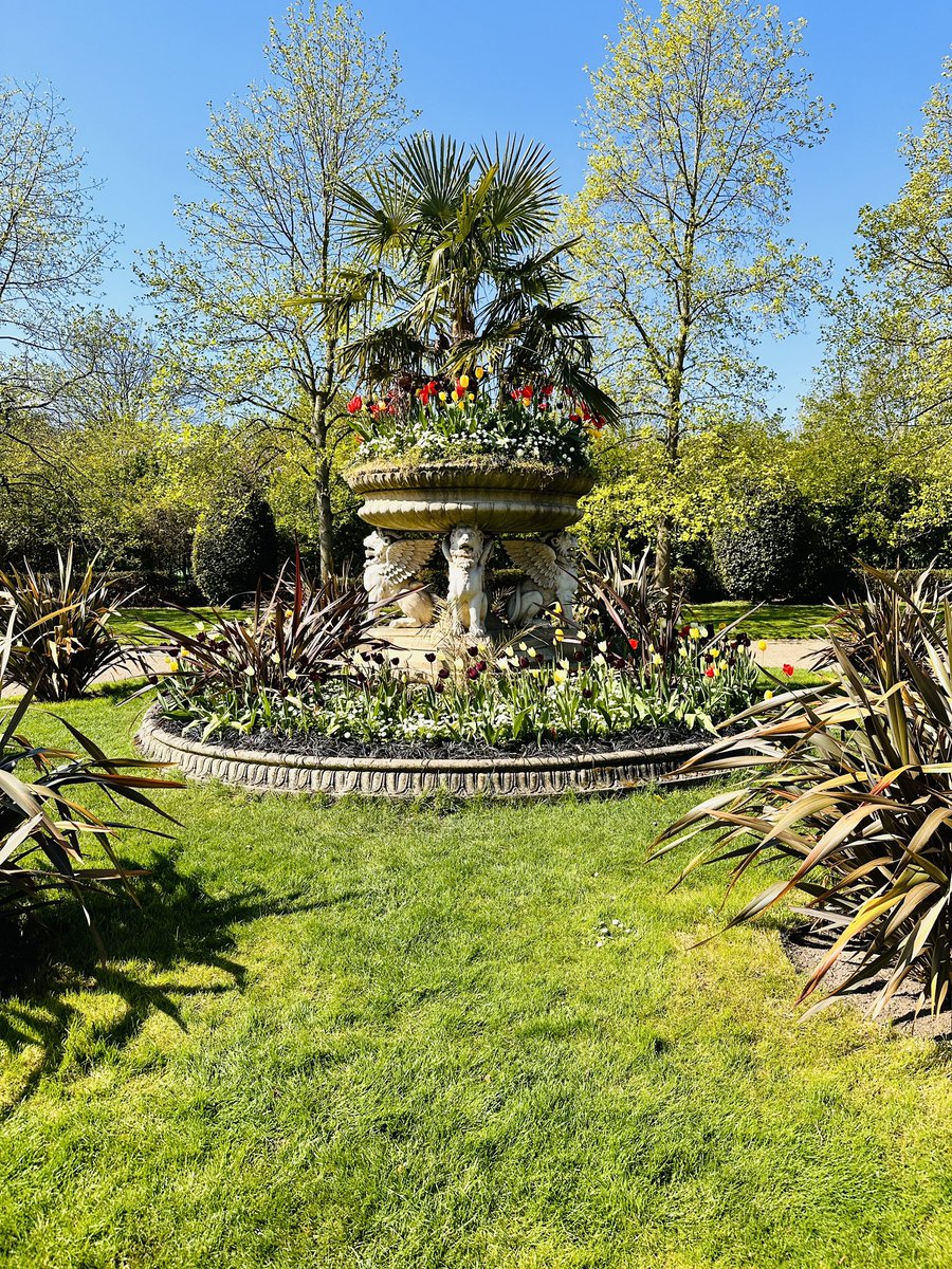 Todays gap between trains in London takes me to #RegentsPark the sun is shining and the scenery is stunning.