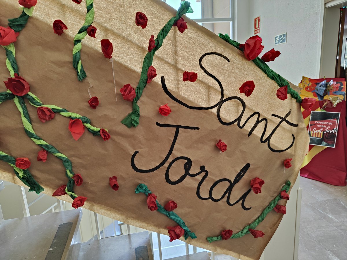 Avui celebrem Sant Jordi a l'escola! #escolaTresPins #SantJordi2023
