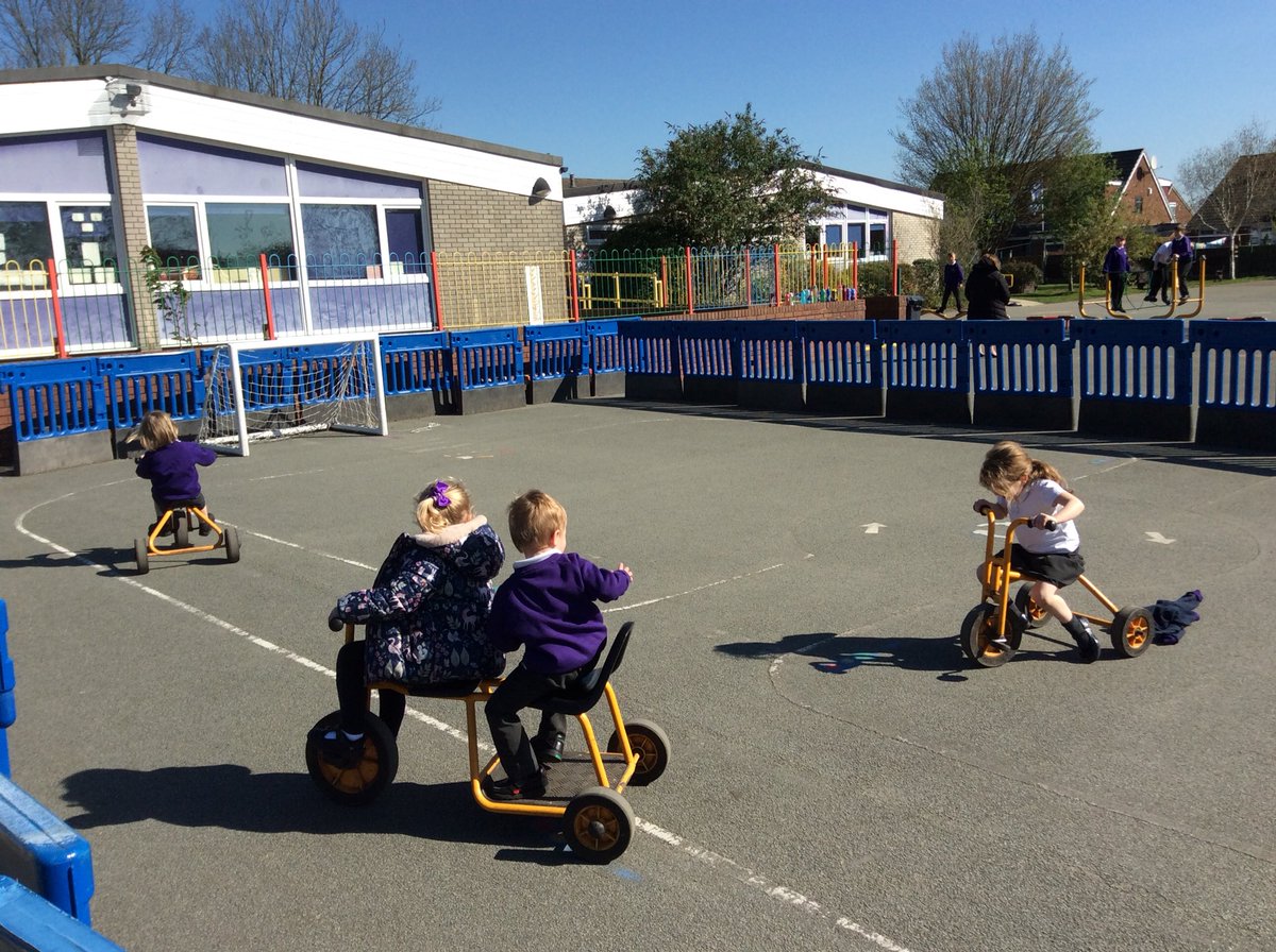 GarswoodNursery's tweet photo. Our outdoor provision this morning 💜 #qualityresourcesmeanqualityoutcomes #independentchoice https://t.co/b13OpsB7w5