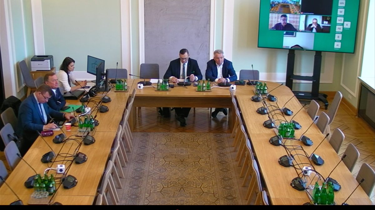 nowePSL's tweet photo. 💬 Ostrzegaliśmy przedstawicieli ministerstwa i @Kowalczyk_H o zagrożeniu wynikającym z napływu zboża z Ukrainy we wrześniu. Na jednej z konferencji osobiście z nim rozmawialiśmy. Odpowiedź? Wszystko jest pod kontrolą, jesteście przewrażliwieni.

🙋‍♂️W. Gryn, @Oszukanawies
📍Sejm https://t.co/gKrU7Je5cT