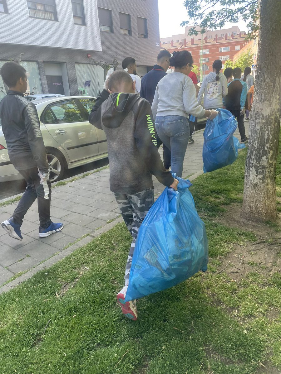CEIP_Colon's tweet photo. Gran recolección chicos!!! Enhorabuena todos los Centros del barrio, hemos recogido mucha basura. Por una Tierra más limpia y sostenible!! Entre todos podemos!!! @educacyl @PajarillosEduca https://t.co/98LCot5cPM