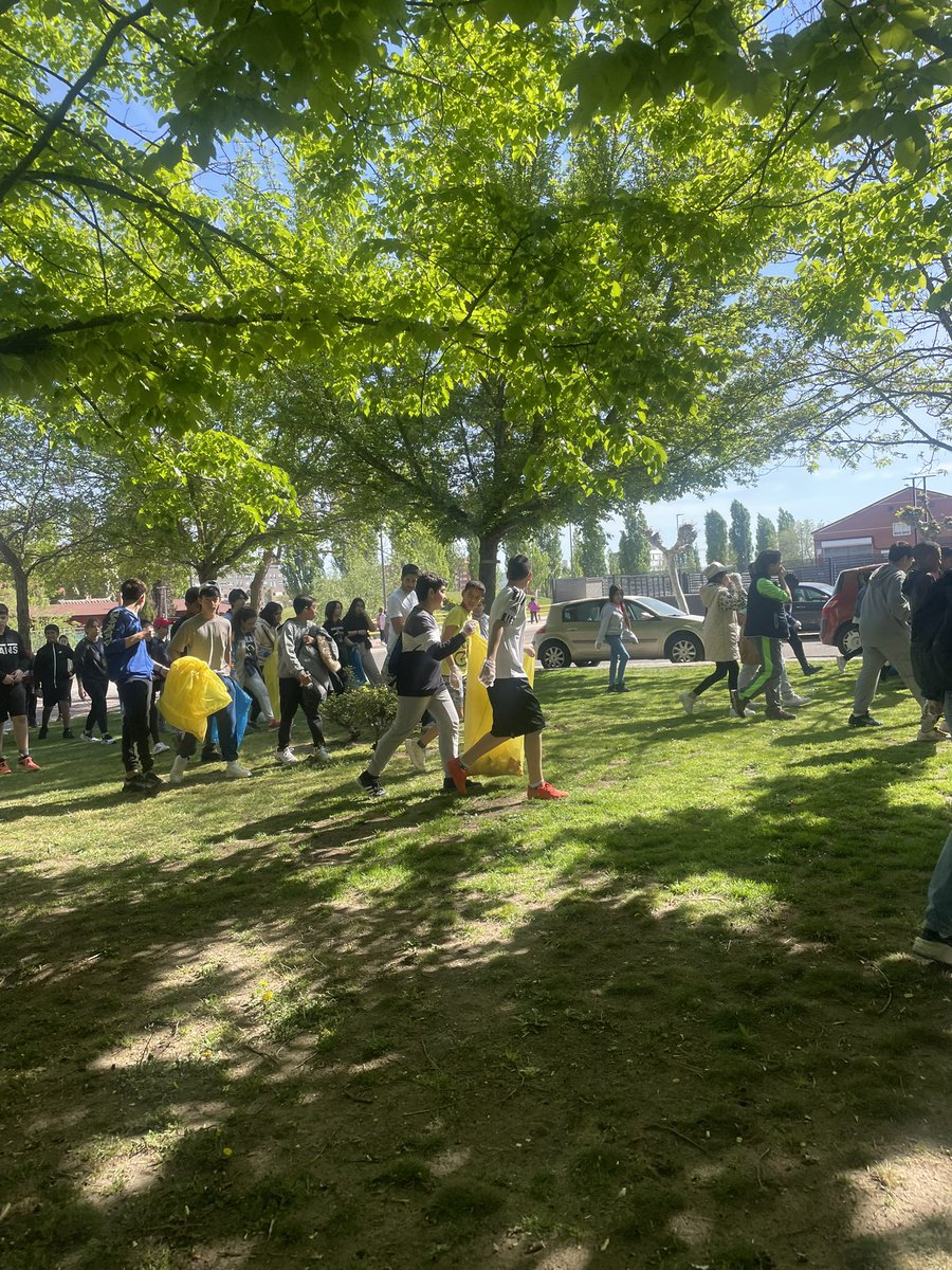 CEIP_Colon's tweet photo. Gran recolección chicos!!! Enhorabuena todos los Centros del barrio, hemos recogido mucha basura. Por una Tierra más limpia y sostenible!! Entre todos podemos!!! @educacyl @PajarillosEduca https://t.co/98LCot5cPM