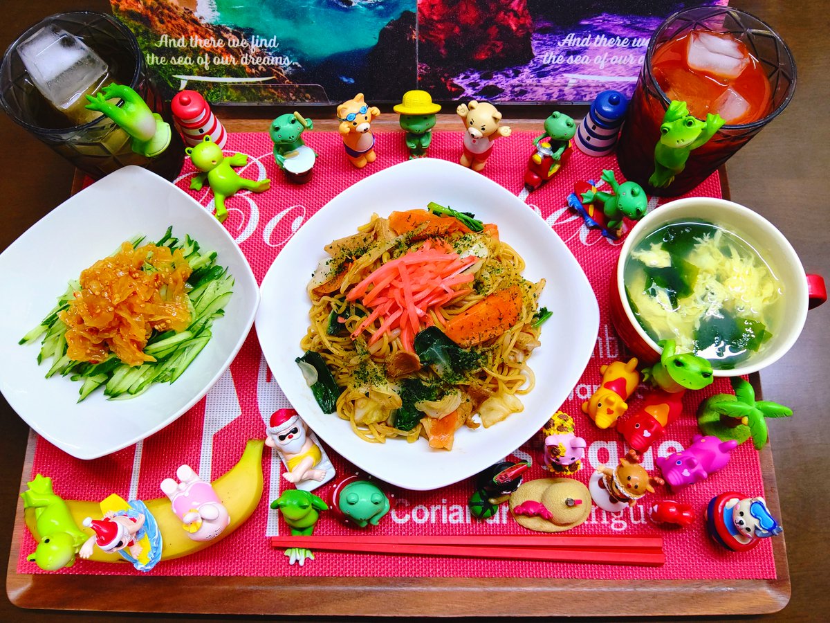 singenki's tweet photo. #今日のごはん
夏祭り気分で
焼きそばセット🍉
焼きそば🔥
袋麺セット+キャベツ+人参+
もやし+ほうれん草+紅生姜+青海苔
中華くらげと胡瓜の和物🥒
わかめと卵のスープ🐣🌿
味付けは塩+味の素
飲物は麦茶と🍅じゅ〜す🍹
デザートは🍌
#ごはん #料理男子 #おうちごはん
#家庭料理 #自炊 #cookart https://t.co/CvLp6pSZji