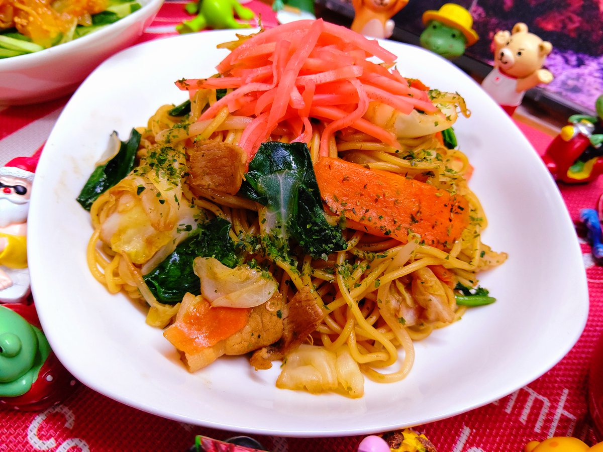 singenki's tweet photo. #今日のごはん
夏祭り気分で
焼きそばセット🍉
焼きそば🔥
袋麺セット+キャベツ+人参+
もやし+ほうれん草+紅生姜+青海苔
中華くらげと胡瓜の和物🥒
わかめと卵のスープ🐣🌿
味付けは塩+味の素
飲物は麦茶と🍅じゅ〜す🍹
デザートは🍌
#ごはん #料理男子 #おうちごはん
#家庭料理 #自炊 #cookart https://t.co/CvLp6pSZji