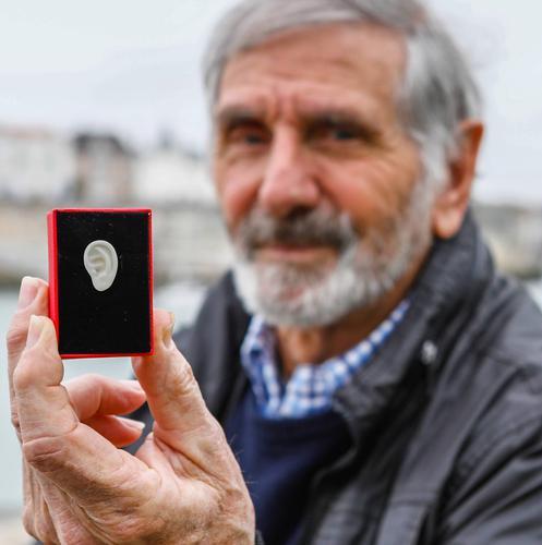 LMPositif's tweet image. 🇫🇷 En France, Jean-Pierre Montaufier a créé un insigne que les malentendants peuvent porter pour inviter leurs interlocuteurs à adopter une attitude bienveillante ! Avec cette invention, il souhaite rendre "visible" le handicap invisible ! 👏 (Sud-Ouest)

📸 Romuald Augé