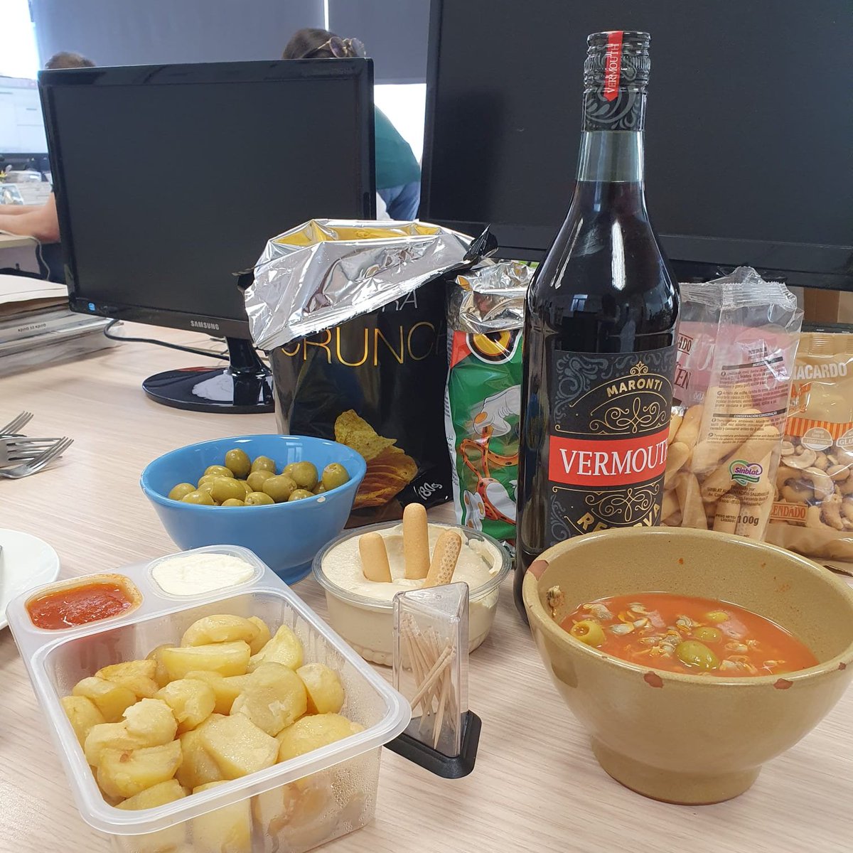 LFChannel's tweet photo. ☕️ Delicioso desayuno, en la oficina de 📍 Madrid.
🍸 Hora del vermú, en la oficina de 📍 Barcelona.
#LFChannelTeam 😋 https://t.co/JKS2LL1kEn