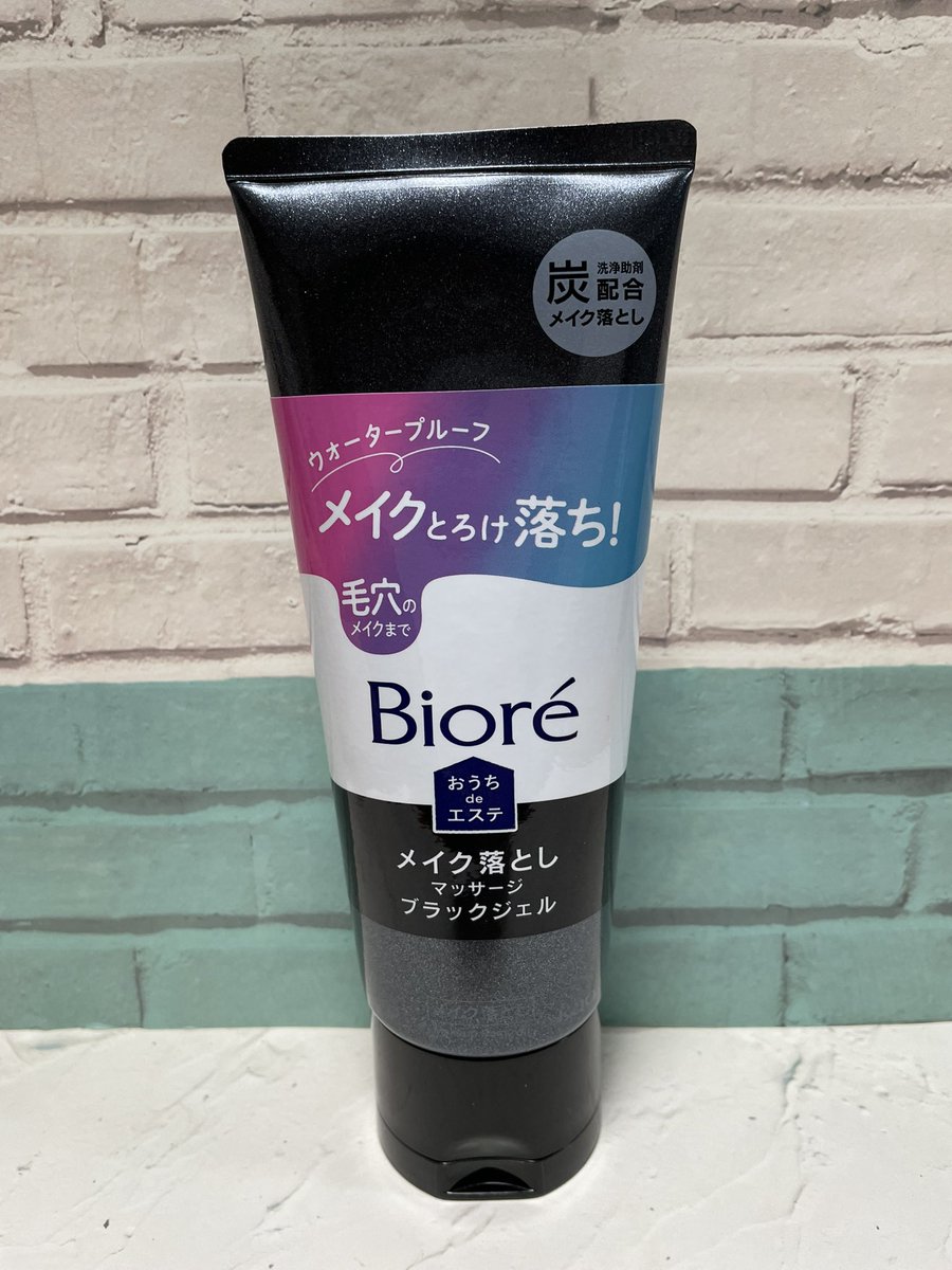 opimama's tweet photo. ビオレ　おうちdeエステメイク落とし
マッサージブラックジェル

花王株式会社から提供していただきました。
炭(洗浄助剤)配合の真っ黒ジェルをメイクにしっかりなじませて洗い流します。
フレッシュフローラルのいい香り。

#おうちdeエステ
#黒メイク落とし
#ビオレ
#PR https://t.co/0OmdOGmNFT