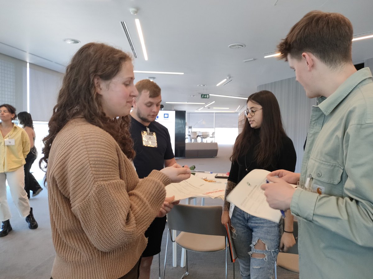 fundaciobcnfp's tweet photo. ❇️Gemma Sepúlveda i Julia Zivik lideren la dinàmiques de grup per promoure el treball en equip i la inscripció a la plataforma virtual.
❇️Gemma Sepúlveda and Julia Zivik lead the group dynamics to promote teamwork and registration at the virtual platform. #WaterChallengeVETLab https://t.co/Na8KcA714G
