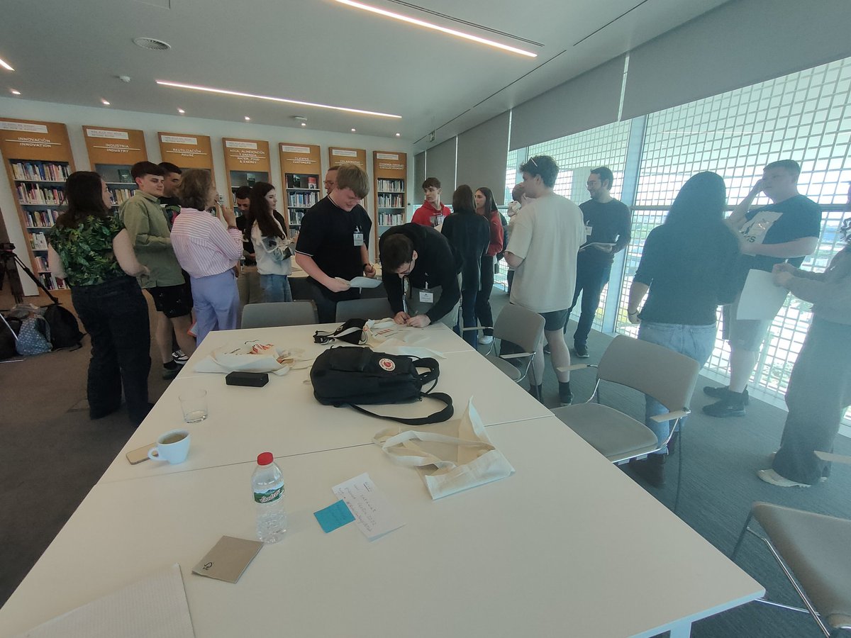 fundaciobcnfp's tweet photo. ❇️Gemma Sepúlveda i Julia Zivik lideren la dinàmiques de grup per promoure el treball en equip i la inscripció a la plataforma virtual.
❇️Gemma Sepúlveda and Julia Zivik lead the group dynamics to promote teamwork and registration at the virtual platform. #WaterChallengeVETLab https://t.co/Na8KcA714G