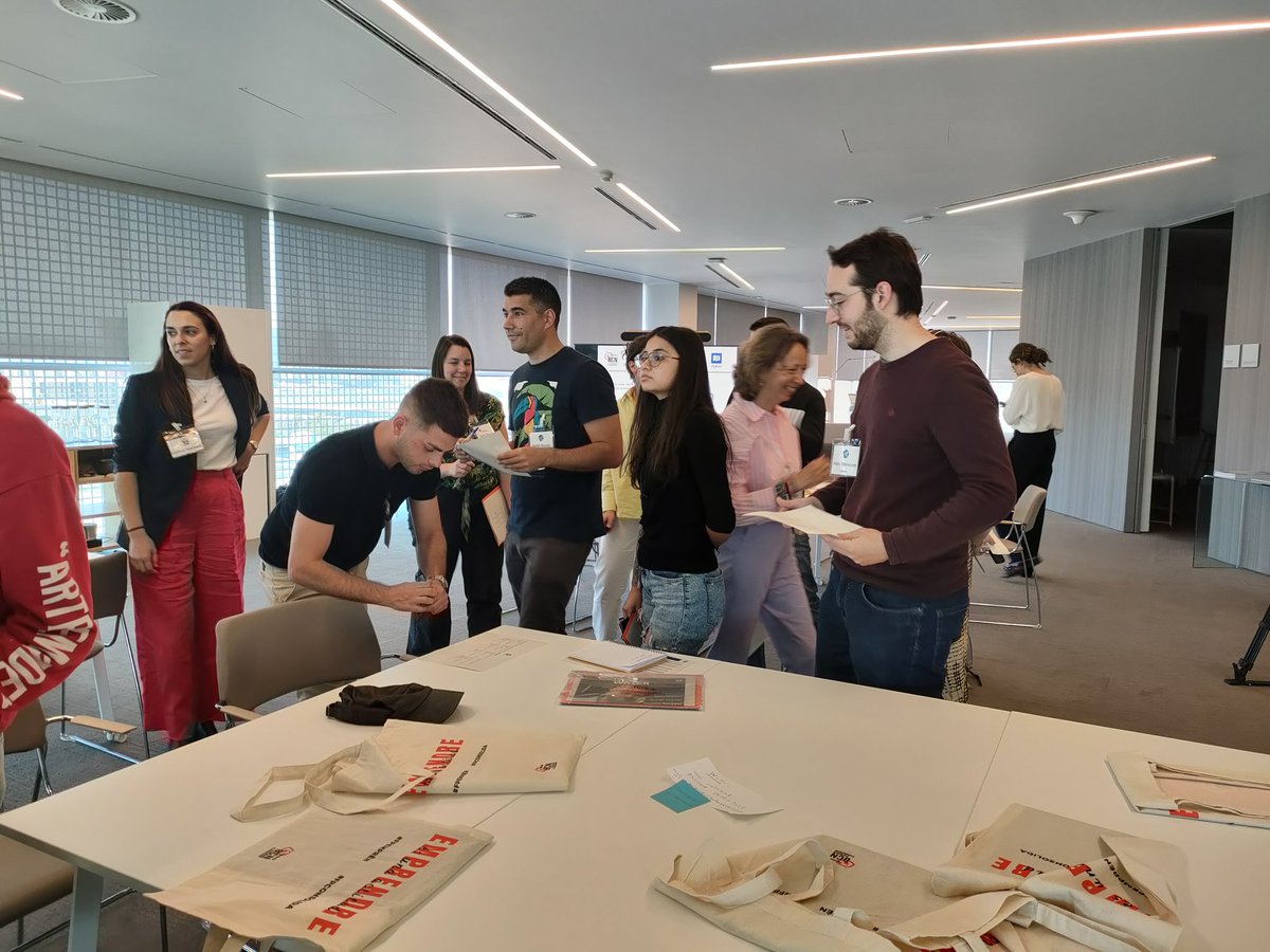 fundaciobcnfp's tweet photo. ❇️Gemma Sepúlveda i Julia Zivik lideren la dinàmiques de grup per promoure el treball en equip i la inscripció a la plataforma virtual.
❇️Gemma Sepúlveda and Julia Zivik lead the group dynamics to promote teamwork and registration at the virtual platform. #WaterChallengeVETLab https://t.co/Na8KcA714G