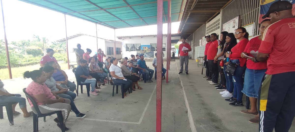 maxegonzalezp's tweet photo. Reunión con nuestra UBCH del Pino en la Parroquia Monseñor del ¡Municipio Sucre! Junto a nuestras estructuras afinando la estrategia para ir consolidando el trabajo que haremos para la Victoria del Presidente @NicolasMaduro 🚩Nosotros Venceremos! https://t.co/HlVI071fkL