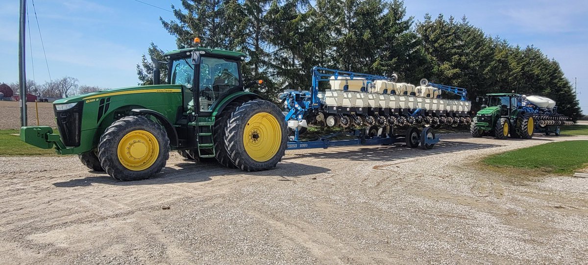 blaramie4955's tweet photo. Spring maintenance. #JD8285R #Kinze3650 🌽🌱🌽 #JD8245R #Kinze3600 🌱🌱🌱 McGregor, ON 🇨🇦🇨🇦 https://t.co/TwqMJPoAoy