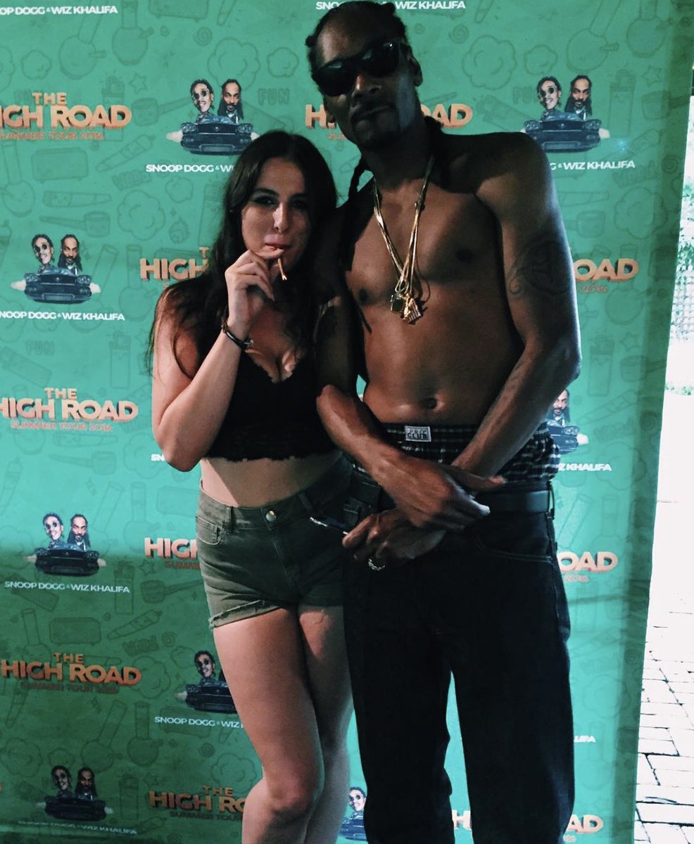 GigiOwnsYou's tweet photo. ITS 4/20 🍃🍃💨🌬️🌬️ MY DAY TO SHINEEE✨ start sending boys, preferably $420 👀

here’s some pics of me smokin a blunt with snoop a few years ago 

findom paypig https://t.co/FBFV37csfS