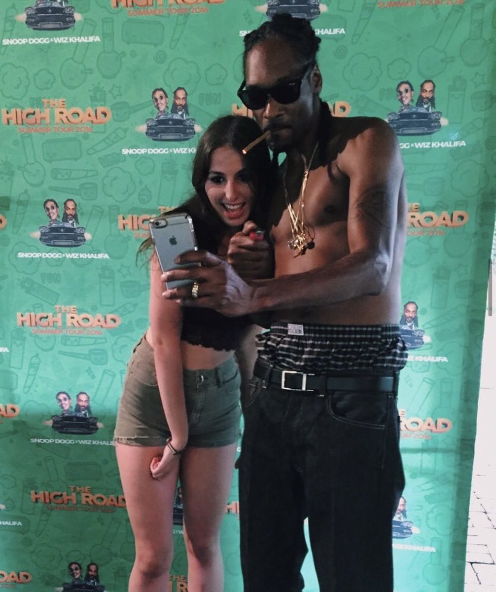 GigiOwnsYou's tweet photo. ITS 4/20 🍃🍃💨🌬️🌬️ MY DAY TO SHINEEE✨ start sending boys, preferably $420 👀

here’s some pics of me smokin a blunt with snoop a few years ago 

findom paypig https://t.co/FBFV37csfS