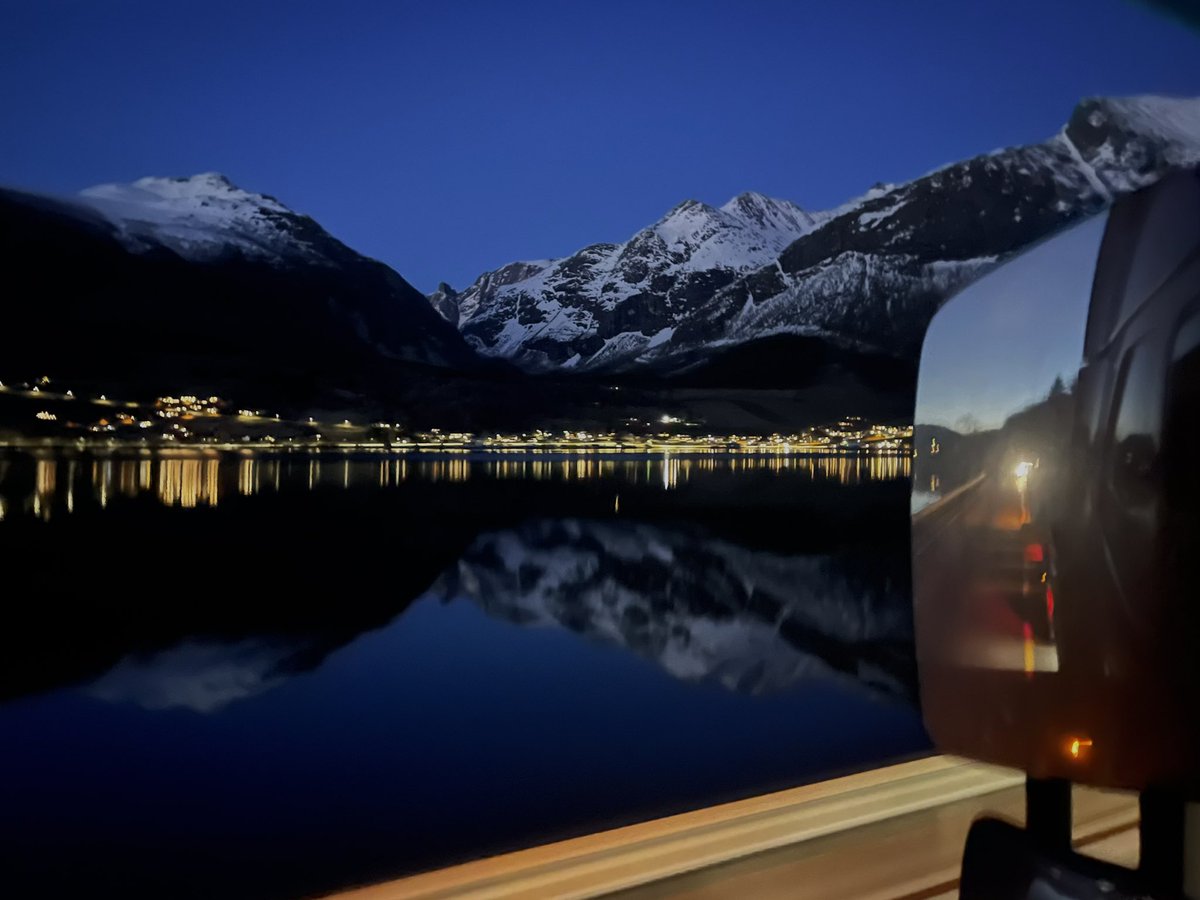 Botenwagen's tweet photo. Hareid > Sulesund (paar uurtjes wachten op hoger water om aan boord te kunnen met de dieplader) | Vol gas dankzij de følgebiltjenester I Innfjorden | Primula Seaways 🇸🇪 > 🇧🇪 #boottransport #noorwegen #norway #norge #transport #bredlast #saga #saga32 https://t.co/zwMhUPZ36k