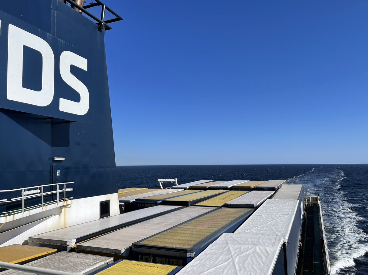 Botenwagen's tweet photo. Hareid > Sulesund (paar uurtjes wachten op hoger water om aan boord te kunnen met de dieplader) | Vol gas dankzij de følgebiltjenester I Innfjorden | Primula Seaways 🇸🇪 > 🇧🇪 #boottransport #noorwegen #norway #norge #transport #bredlast #saga #saga32 https://t.co/zwMhUPZ36k