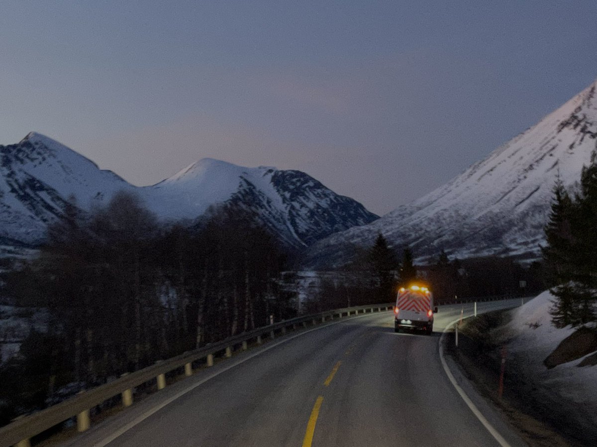 Botenwagen's tweet photo. Hareid > Sulesund (paar uurtjes wachten op hoger water om aan boord te kunnen met de dieplader) | Vol gas dankzij de følgebiltjenester I Innfjorden | Primula Seaways 🇸🇪 > 🇧🇪 #boottransport #noorwegen #norway #norge #transport #bredlast #saga #saga32 https://t.co/zwMhUPZ36k