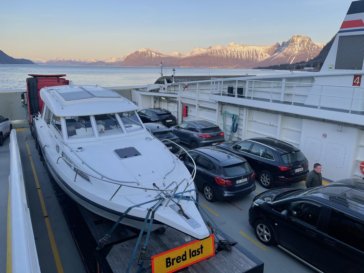 Botenwagen's tweet photo. Hareid > Sulesund (paar uurtjes wachten op hoger water om aan boord te kunnen met de dieplader) | Vol gas dankzij de følgebiltjenester I Innfjorden | Primula Seaways 🇸🇪 > 🇧🇪 #boottransport #noorwegen #norway #norge #transport #bredlast #saga #saga32 https://t.co/zwMhUPZ36k