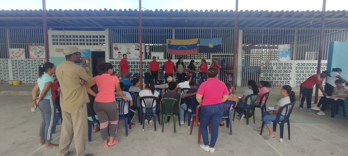 maxegonzalezp's tweet photo. Reunión con nuestra UBCH del Pino en la Parroquia Monseñor del ¡Municipio Sucre! Junto a nuestras estructuras afinando la estrategia para ir consolidando el trabajo que haremos para la Victoria del Presidente @NicolasMaduro 🚩Nosotros Venceremos! https://t.co/HlVI071fkL