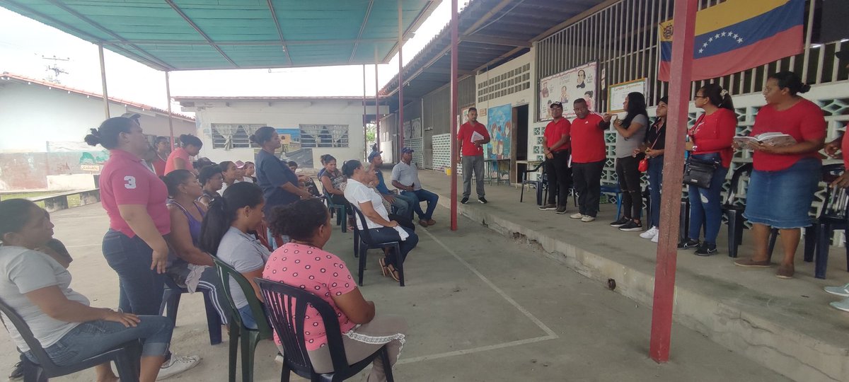 maxegonzalezp's tweet photo. Reunión con nuestra UBCH del Pino en la Parroquia Monseñor del ¡Municipio Sucre! Junto a nuestras estructuras afinando la estrategia para ir consolidando el trabajo que haremos para la Victoria del Presidente @NicolasMaduro 🚩Nosotros Venceremos! https://t.co/HlVI071fkL