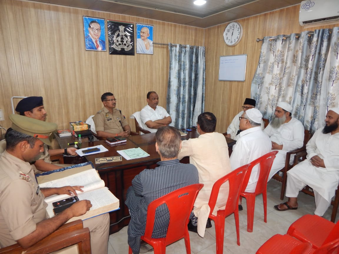 moradabadpolice's tweet photo. #SPCITY @moradabadpolice एवं #ADMCITY द्वारा CO कोतवाली के साथ आगामी त्योहार जुम्मा अलविदा व ईद के परिप्रेक्ष्य में कानून/शान्ति व्यवस्था के दृष्टिगत थाना मुगलपुरा पर शहरी इमाम,संभ्रांत व्यक्तियों/पीस कमेटी के सदस्यों के साथ गोष्ठी आयोजित की गई तथा आवश्यक दिशा-निर्देश दिये गये। https://t.co/XY4LPMtTCJ