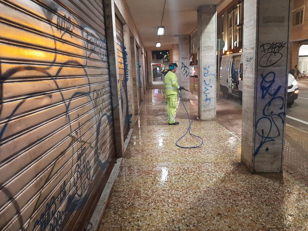 GruppoVeritas's tweet photo. #20aprile 

Questa mattina a #Mestre per le rituali pulizie della città.

#operatoriveritas https://t.co/6RHhFYu096