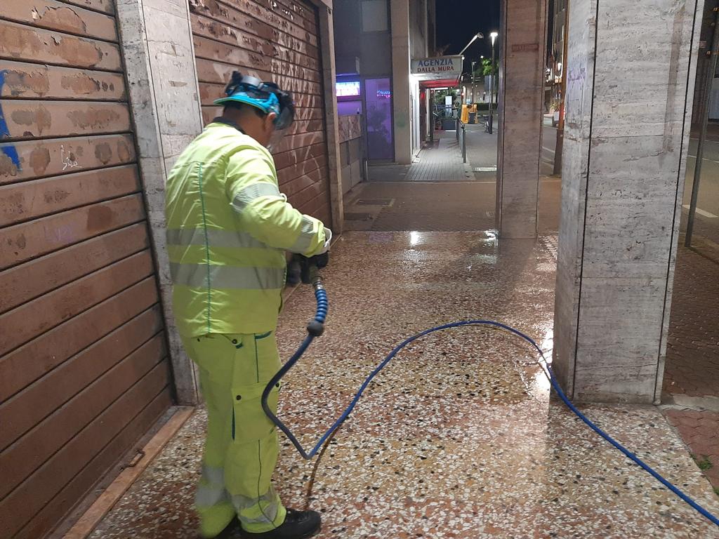 GruppoVeritas's tweet photo. #20aprile 

Questa mattina a #Mestre per le rituali pulizie della città.

#operatoriveritas https://t.co/6RHhFYu096