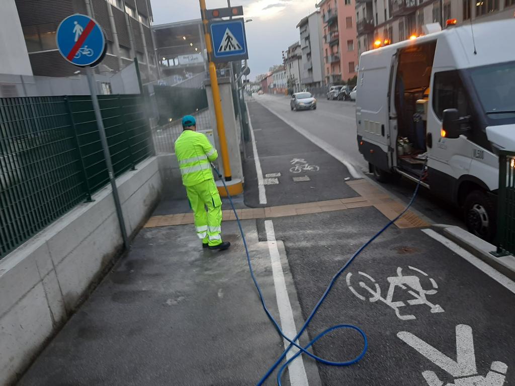 GruppoVeritas's tweet photo. #20aprile 

Questa mattina a #Mestre per le rituali pulizie della città.

#operatoriveritas https://t.co/6RHhFYu096