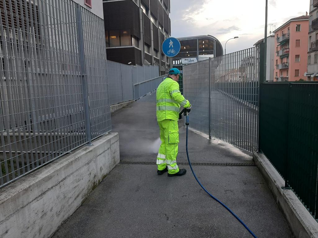 GruppoVeritas's tweet photo. #20aprile 

Questa mattina a #Mestre per le rituali pulizie della città.

#operatoriveritas https://t.co/6RHhFYu096