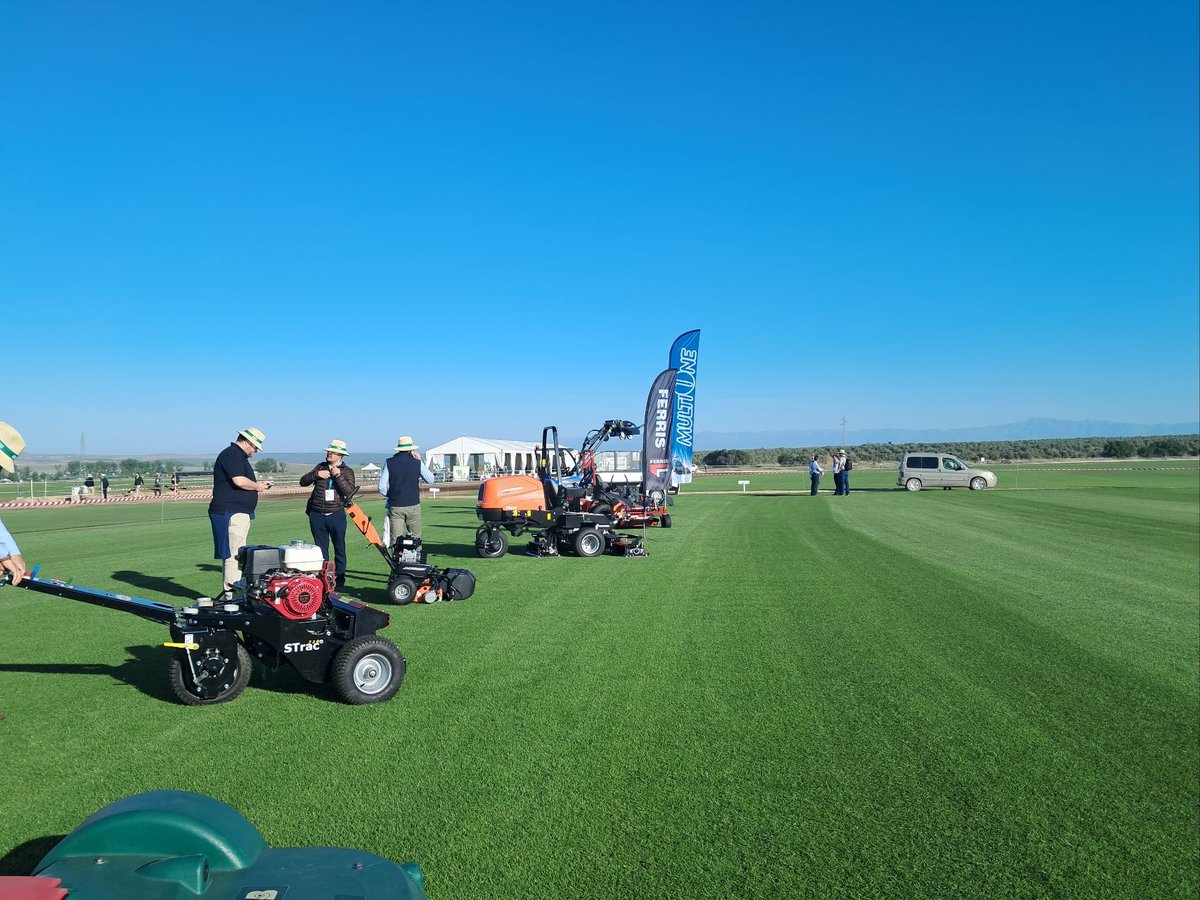 greenmowers_es's tweet photo. Grenn Mowers en la demo machinery en International #TurfgrassCongress Spain 2023 .
#jacobsen #multione #ferrismowers #belrobotics #addax #cesped #golf #deporte #tepes #technologies #turfgrass #greenkeeper #jardineria #agronomist #groundsman #paisajismo #sostenibilidad https://t.co/53S7UySD26