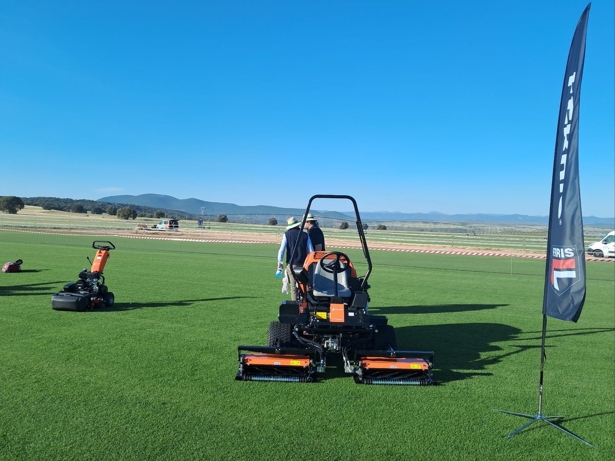 greenmowers_es's tweet photo. Grenn Mowers en la demo machinery en International #TurfgrassCongress Spain 2023 .
#jacobsen #multione #ferrismowers #belrobotics #addax #cesped #golf #deporte #tepes #technologies #turfgrass #greenkeeper #jardineria #agronomist #groundsman #paisajismo #sostenibilidad https://t.co/53S7UySD26