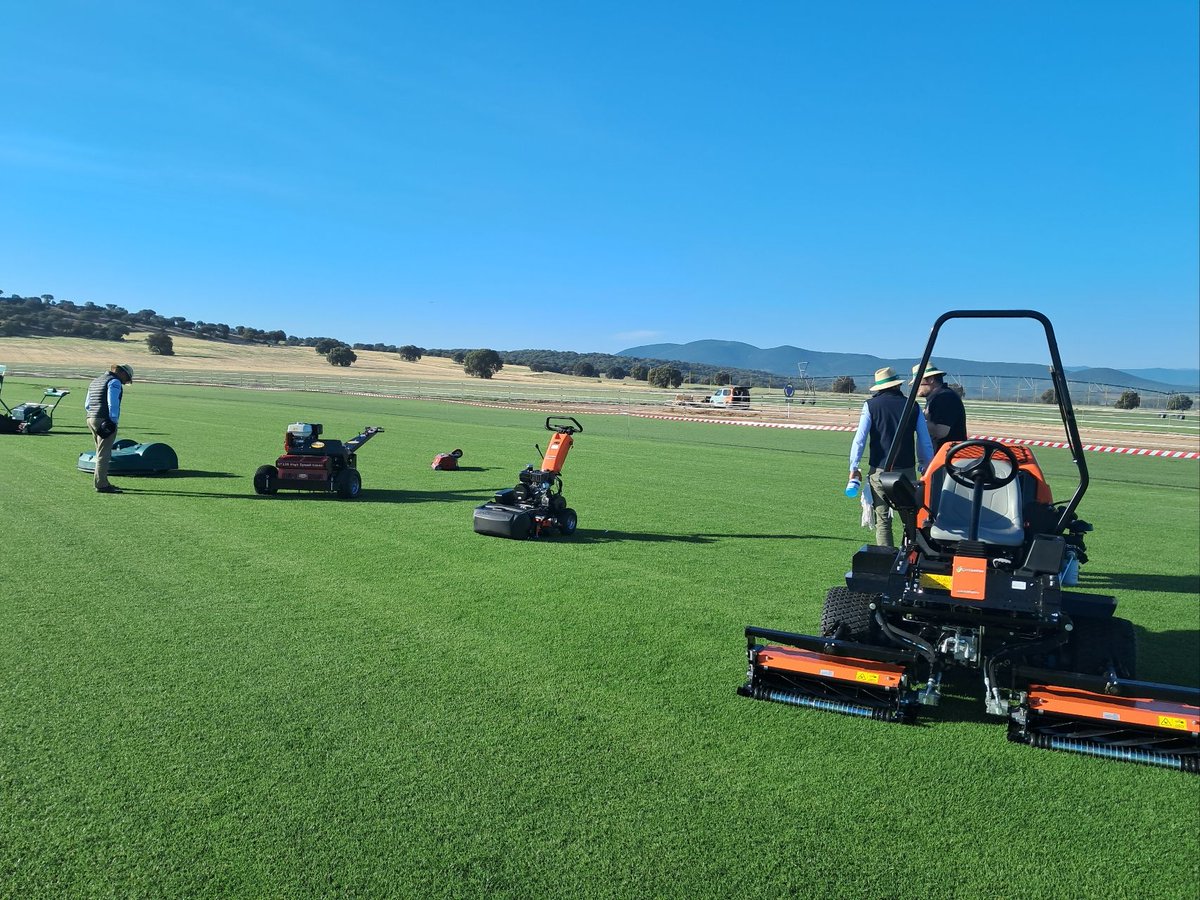 greenmowers_es's tweet photo. Grenn Mowers en la demo machinery en International #TurfgrassCongress Spain 2023 .
#jacobsen #multione #ferrismowers #belrobotics #addax #cesped #golf #deporte #tepes #technologies #turfgrass #greenkeeper #jardineria #agronomist #groundsman #paisajismo #sostenibilidad https://t.co/53S7UySD26